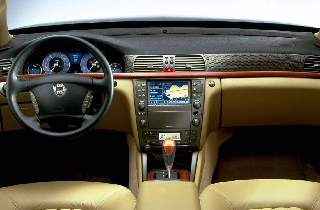 lancia-thesis-interior