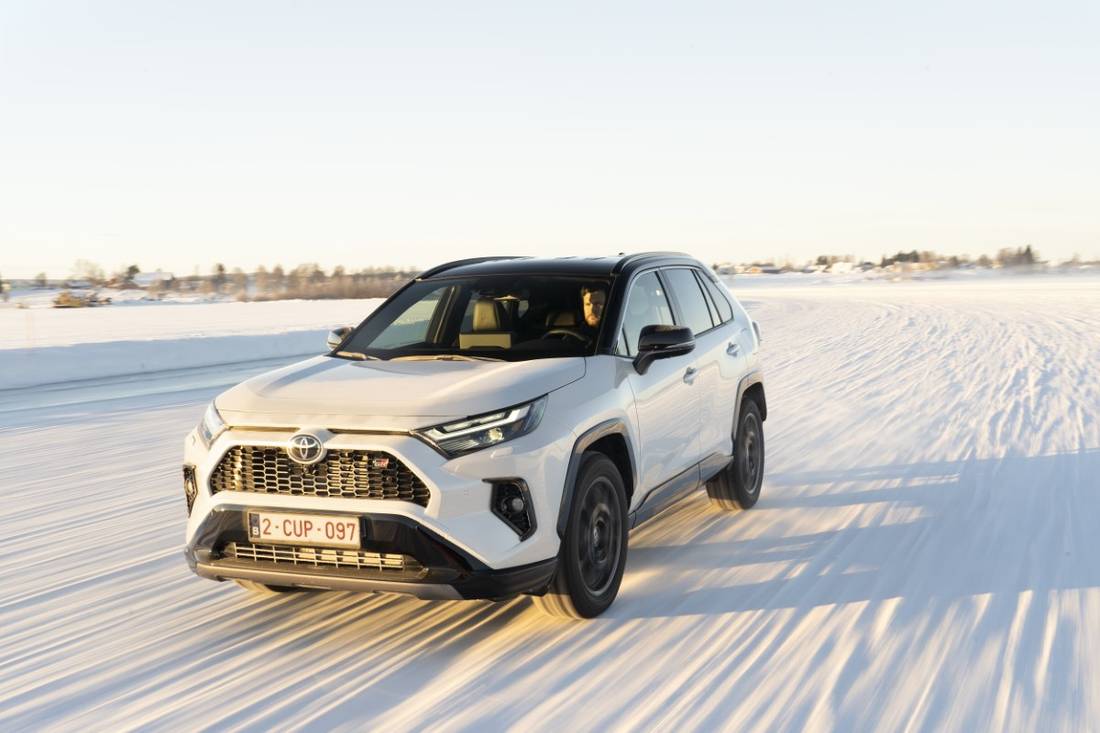 2023-rav4-hybrid-gr-sport-dynamic-026-2.jpg