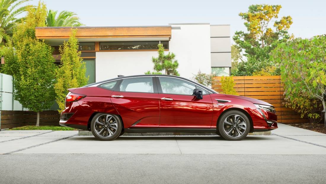 honda-clarity-side