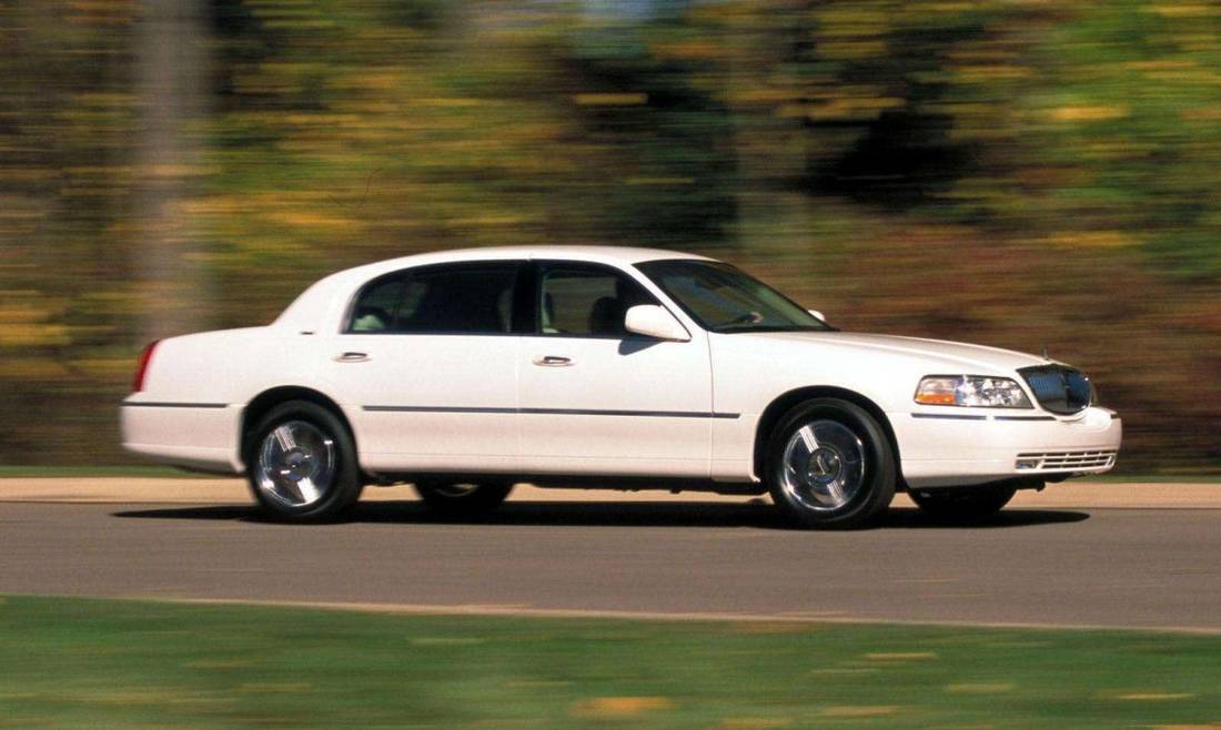 lincoln-town-car-side.jpg