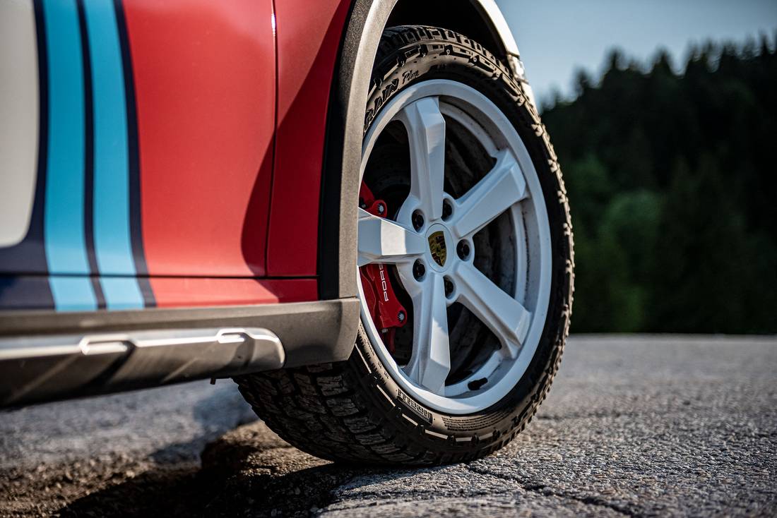 Porsche-911-992-Dakar-Tire