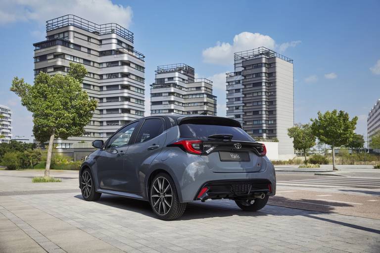 vernieuwde-toyota-yaris-2025-maakt-sportieve-rijders-en-boomknuffelaars-blij-2024-03