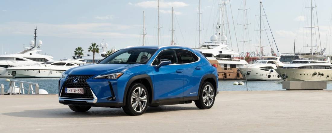 lexus-ux-300e-side