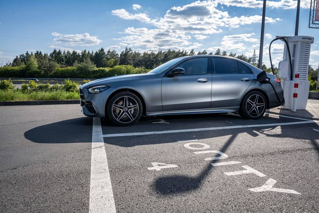 mercedes-benz-plug-in-c-300-e-side