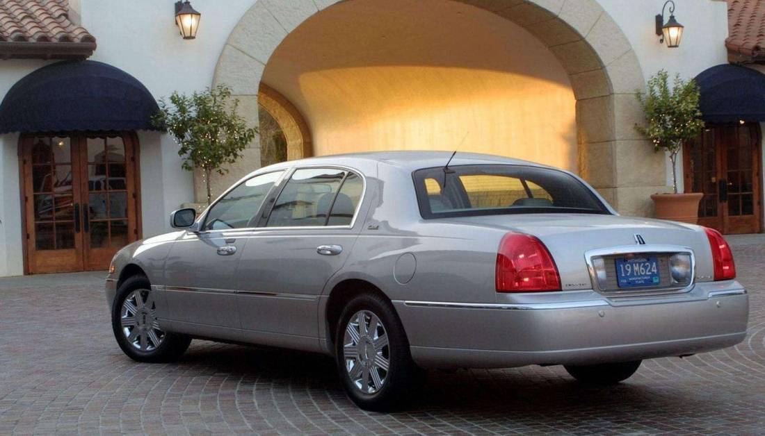 lincoln-town-car-back