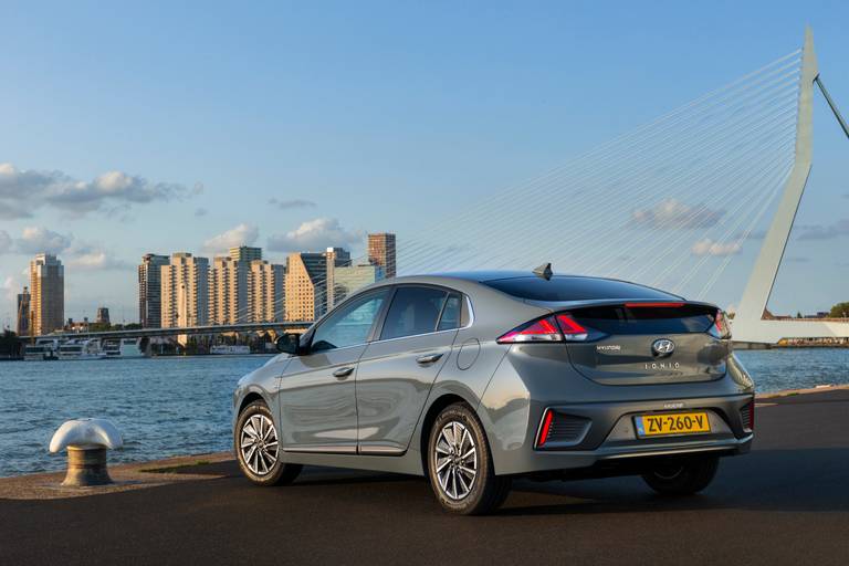 Hyundai+IONIQ+Electric+-+Electric+Shadow+(2).jpg