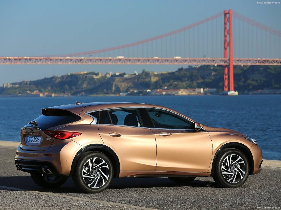 infiniti-q30-side