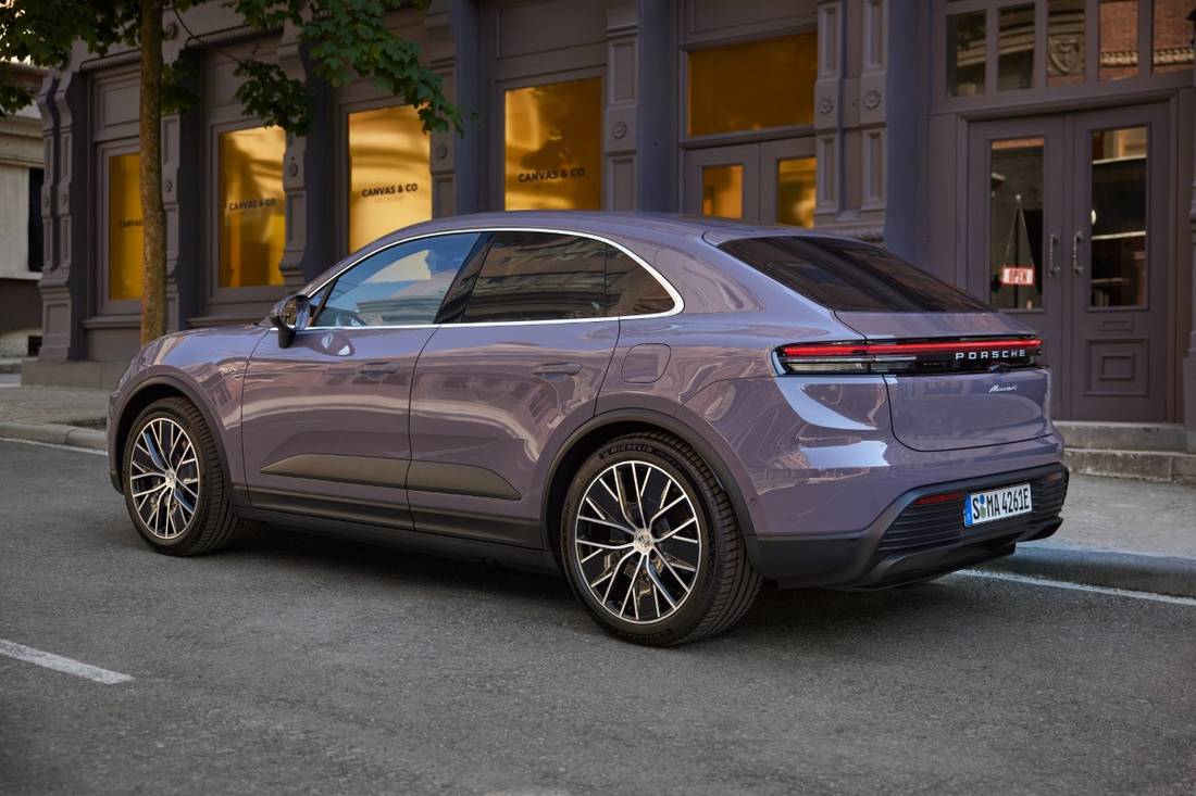 Macan Electric 4 rear.jpg