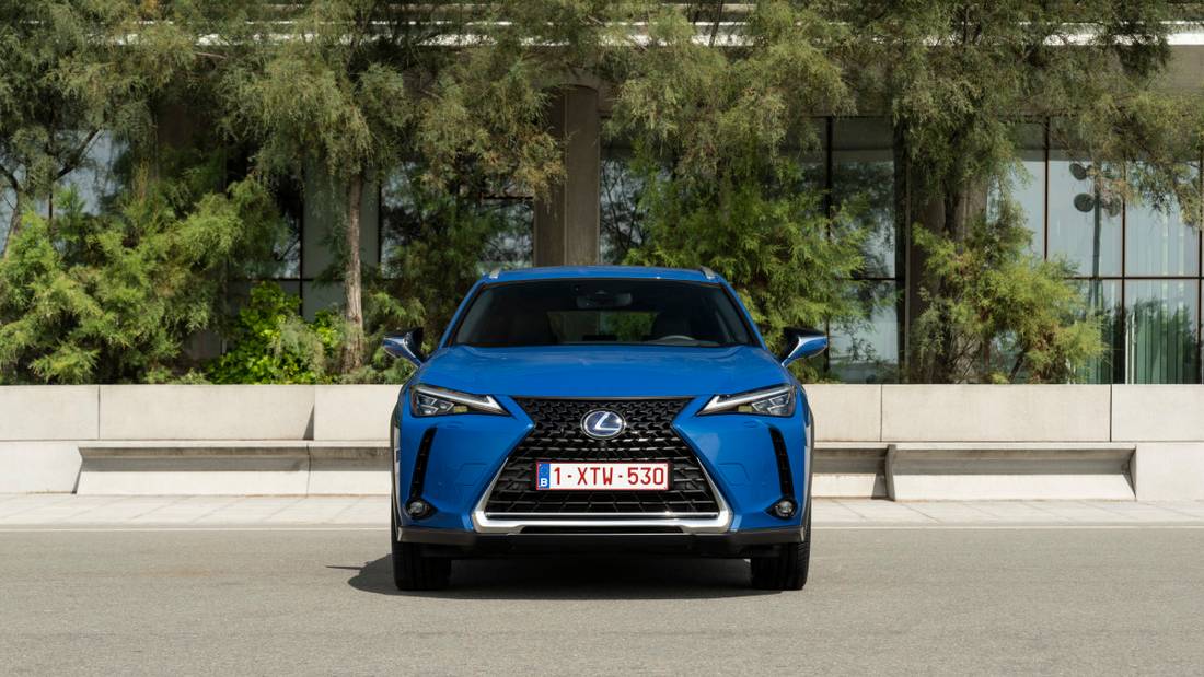 lexus-ux-300e-front