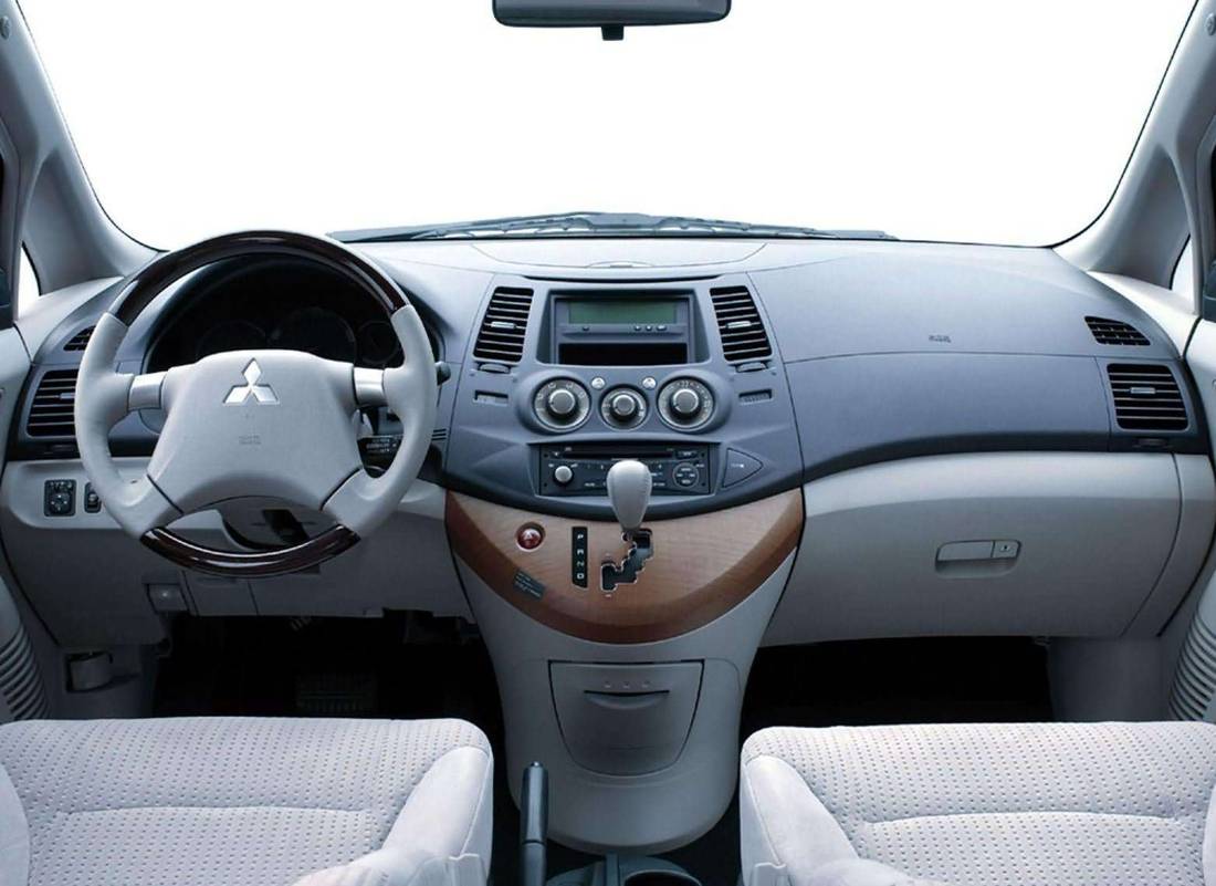 mitsubishi-grandis-interior