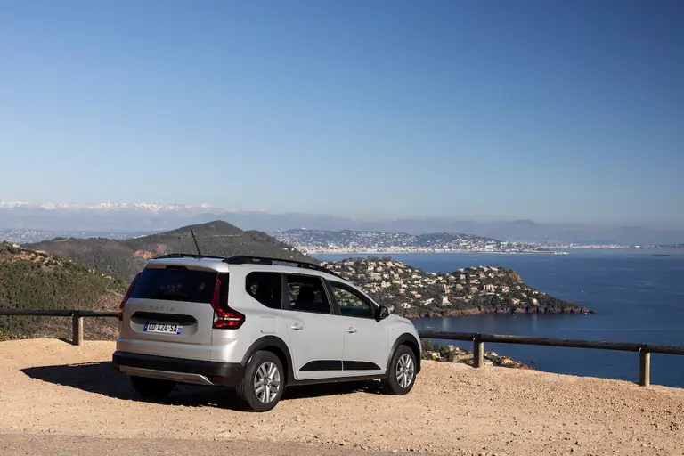 concurrent dacia jogger