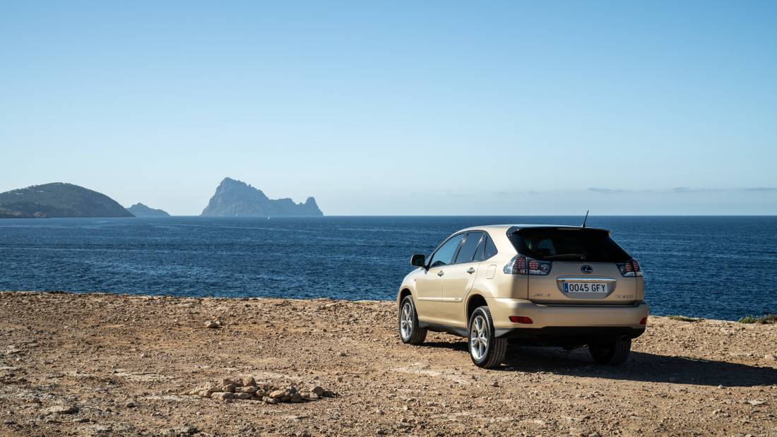 2nd Gen Lexus RX 400h Static 04